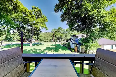 Image de Beautiful Mid-Century Modern Lakehouse