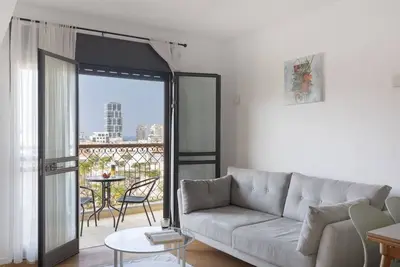 Elegant Apt w Balcony & Mamad in Heart of Tel Aviv