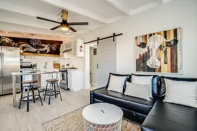 Image de Tucson Duplex-Left Unit-Firepit  · New! |Chic Duplex|Tucson||UofA|FirePit|2of 2