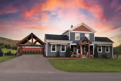 Image de Beautiful 4br/3. 5ba Farmhouse w/ Heated Pool, Game Rm - 3 Miles to Dreams Park!