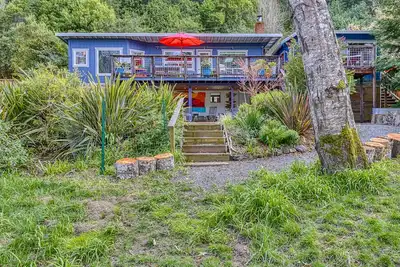 Image de Riverfront cottage w/ hot tub, lush gardens, privacy & river access, pets ok!