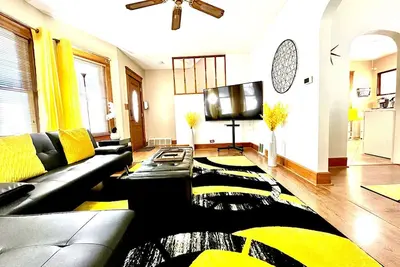 Image de Amber Hearth: Bright Family 3br Upper Home | Laundry, Porch & Parking Garage • 6 Min to Downtown