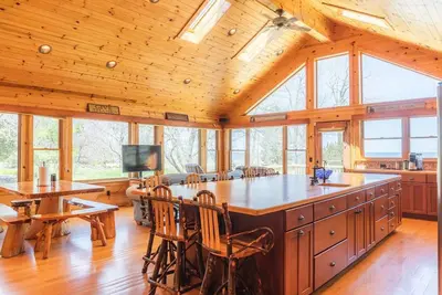 Image de Log Lover's Dream on Sand Point