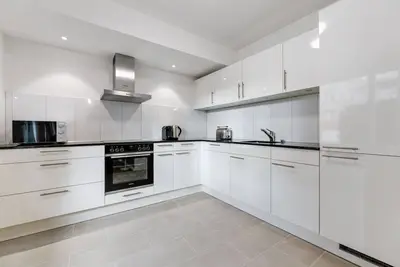 Ideal Oerlikon 3. 5 Room w/ Storage, 1min to Train Station, by Blueground