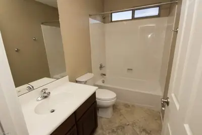 Image de 5 Bdr 5 Bath home with 4 car garage