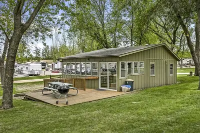 Image de Swan Lake Resort & Campground - Lakeside Cabin #3