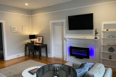 Image de Cozy Two Bedroom Bungalow- <br>In walking distance to a great time