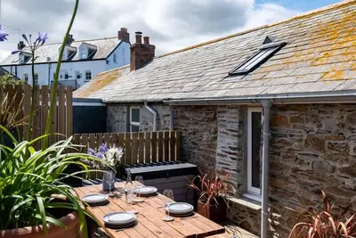 Mino Cottage, romantic, with open fire in Port Isaac