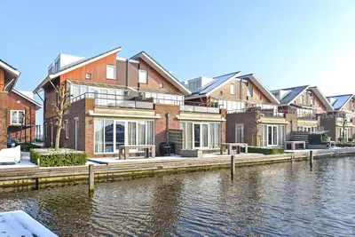 Maison de vacances confortable avec embarcadère