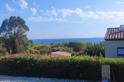 Image de 5 mn à pied des plages: Villa moderne idéalement placée. Piscine vue mer(Gigaro)