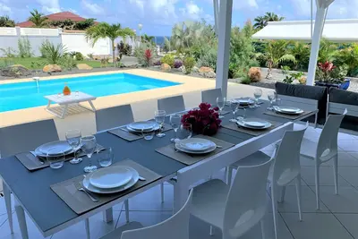 Image de Villa moderne avec piscine et accès plage