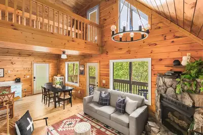 Image de Mountain Retreat with 3 Bedrooms + Hot Tub, Pool, Ping Pong & Views!