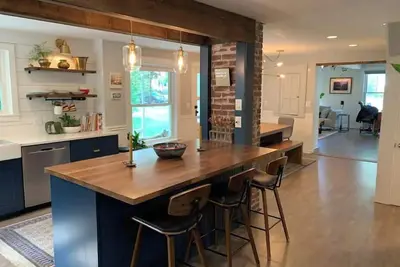 Image de In the heart of town, a modern farmhouse