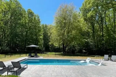 Image de New! Warren Woods Pool Retreat on private 5 acres, new large heated pool & hotub