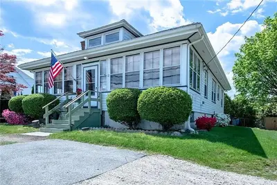 Charming 3 Bed with large backyard close to Newport