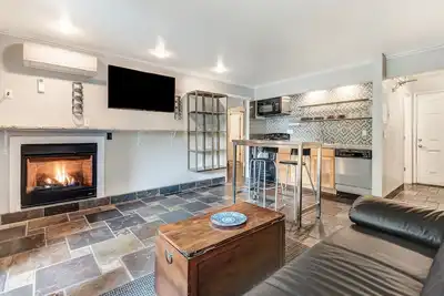 Image de \"Knoll It All\" Sweet condo on edge of downtown and river walk