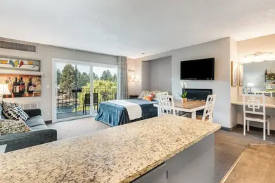 Image de \"Truth or Deer\" Riverfront Condo on the Edge of Downtown Bend