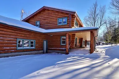 Image de Scandinavian hand-scribed full log home on 31 acres and a quiet lake and trails