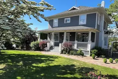 Image de Large, spacious home centrally located that is both family and pet friendly.