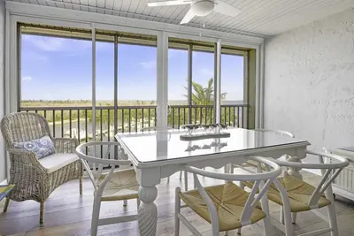Beautiful Bayfront Three Bedroom Stunning Views
