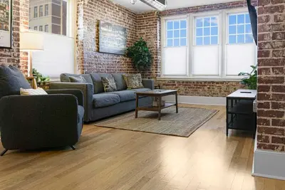 Image de Gorgeous 2br downtown condo near Everything!