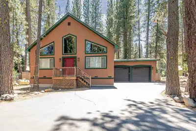 Image de Relax and cozy-in with friends at this spacious Graeagle cabin