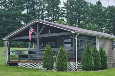 Image de Dolly inspired 1940s 2 bedroom Bungalow near Laurel Lake, hiking, and more