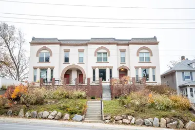 Image de Spacious 1895 Renovated, Historic Townhome