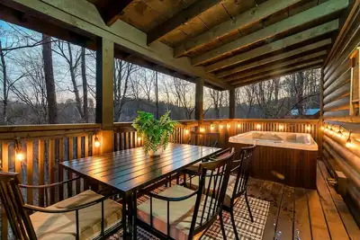 Image de Cozy Stay, King Bed, Coffee Bar, Hot Tub & Grill