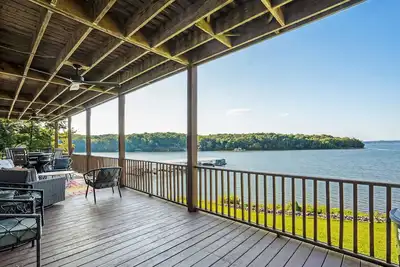 Image de Spectacular Views from this 2 Bedroom, 2 Bath Lakefront Condo 4a, full covered deck