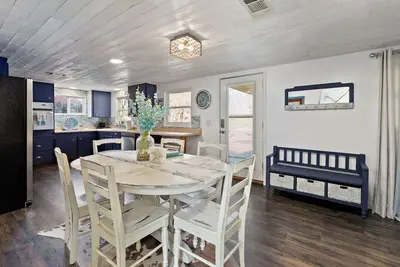 Image de Remodeled Lake Texoma Beach Themed House Walking Distance to Neighborhood Beach