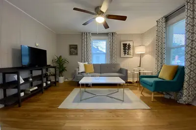 Image de Quaint 2 bed 1 bath cottage style home