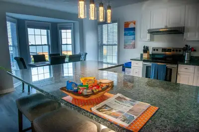 Image de Beachfront Getaway, Dolphin Suite, 🐶 💙