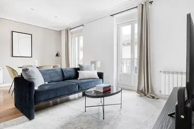 Image de Modern Huertas-Cortes 2br in Central Madrid near Plaza Ana, by Blueground