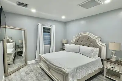 Modern 2 bedroom w King Beds