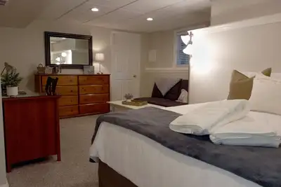 Image de Peaceful, stylish 1 Br daylight basement apartment
