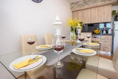 Image de Appartement de trois chambres avec la terrasse Vir (A-18532-a)