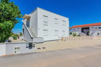 Image de Appartement de deux chambres avec le balcon et la vue sur le mer Vir (A-18541-a)