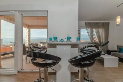 Image de Appartement de deux chambres avec le balcon et la vue sur le mer Vir (A-18546-c)