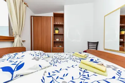 Appartement de trois chambres avec le balcon et la vue sur le mer Vir (A-18570-a)