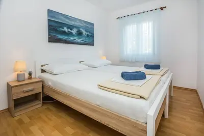 Image de Appartement de deux chambres avec la terrasse Vir (A-18586-a)