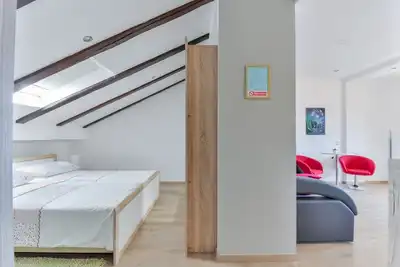 Image de Garçonnière avec le balcon et la vue sur le mer Vir (As-18592-a)