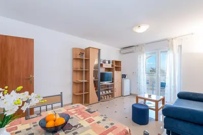 Image de Appartement d'une chambre avec le balcon et la vue sur le mer Vir (A-18603-d)