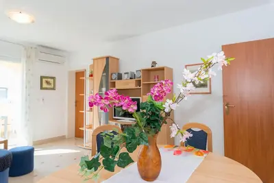 Image de Appartement de trois chambres avec le balcon et la vue sur le mer Vir (A-18603-e)