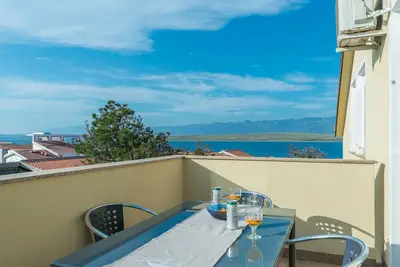 Image de Appartement de trois chambres avec le balcon et la vue sur le mer Vir (A-18603-g)