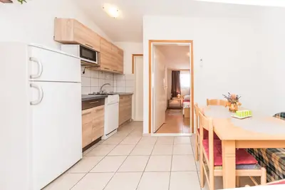 Image de Appartement de deux chambres avec le balcon et la vue sur le mer Vir (A-19096-a)