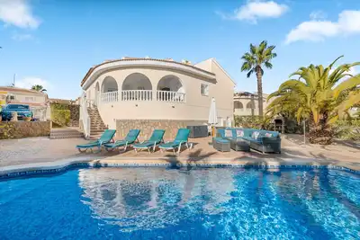 Image de Villa avec piscine privée, jardin, climatisation et Wi-Fi