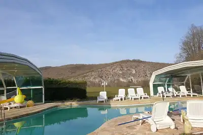 Image de Domaine de Pech Marjac – grande piscine couverte au milieu du parc