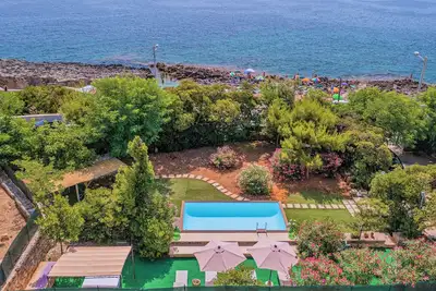 Image de Seafront historical villa with fabulous garden and private pool