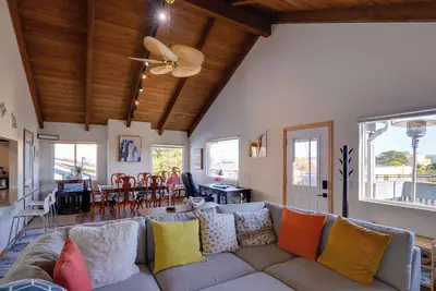 Image de Breezy & Central Monterey Apt with Bay View!